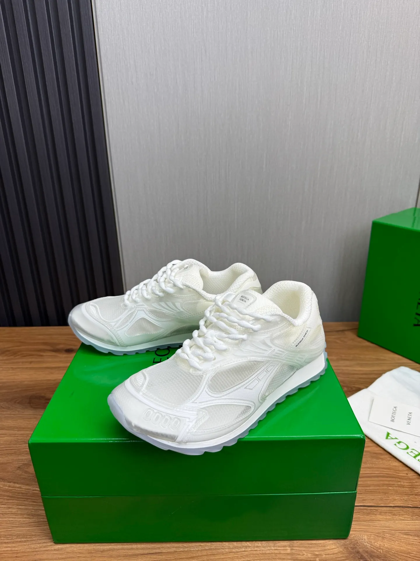 Men's men's shoes 💰620💰 BV top version 𝘽𝙊𝙏𝙏𝙀𝙂𝘼 𝙑𝙀𝙉𝙀𝙏𝘼 Orbit sneakers Wang Yibo same style couple style dad shoes 🩷💚 Runner sneakers, made of lightweight technical mesh fabric. Features a geometric patterned rubber outsole. Pay attention to the package craftsmanship ❕ High version shipping ❗️ Very nice, durable to play with and durable to make ✔️ Standard version 💯💯 The outsole is made of color-blocked TPU outsole. Women’s model 35-41 (40 41 customized) Men’s model 39-46 (45.46 customized) Equipped with original packaging